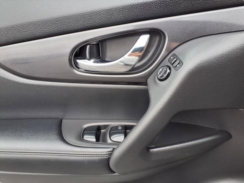 Used 2020 Nissan Rogue SV image 18