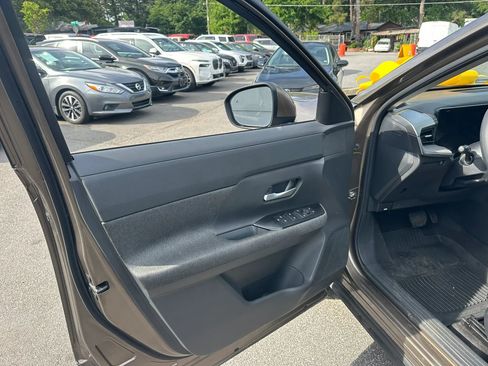 Used 2025 Nissan Kicks SV FWD image 17