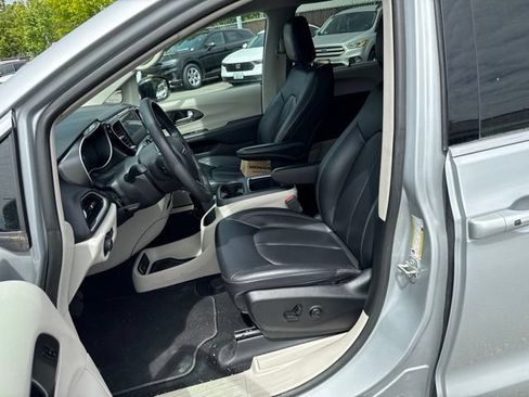 Used 2024 Chrysler Pacifica Touring-L FWD image 14