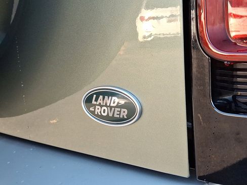 Used 2022 Land Rover Defender 110 SE image 30