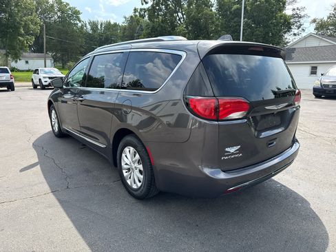 Used 2018 Chrysler Pacifica Touring-L Plus FWD image 5