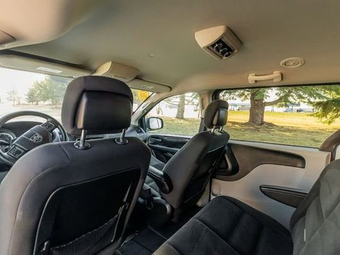 Used 2018 Dodge Grand Caravan SE w/ UConnect Hands-Free Group image 16