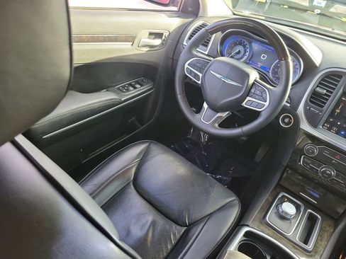 Used 2019 Chrysler 300 Limited RWD image 15