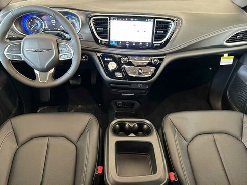 New 2026 Chrysler Pacifica Select image 10