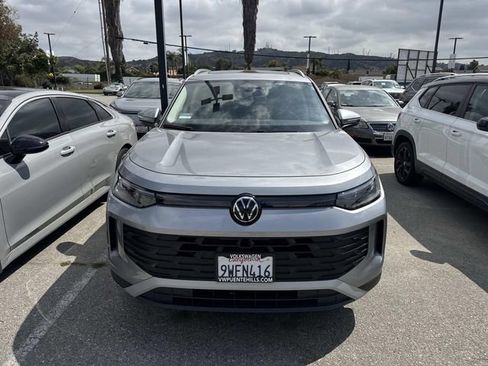 Used 2026 Volkswagen Tiguan SE w/ Panoramic Sunroof Package FWD image 2