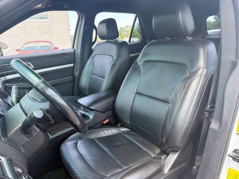 Used 2017 Ford Explorer XLT w/ Equipment Group 202A AWD/4WD image 17