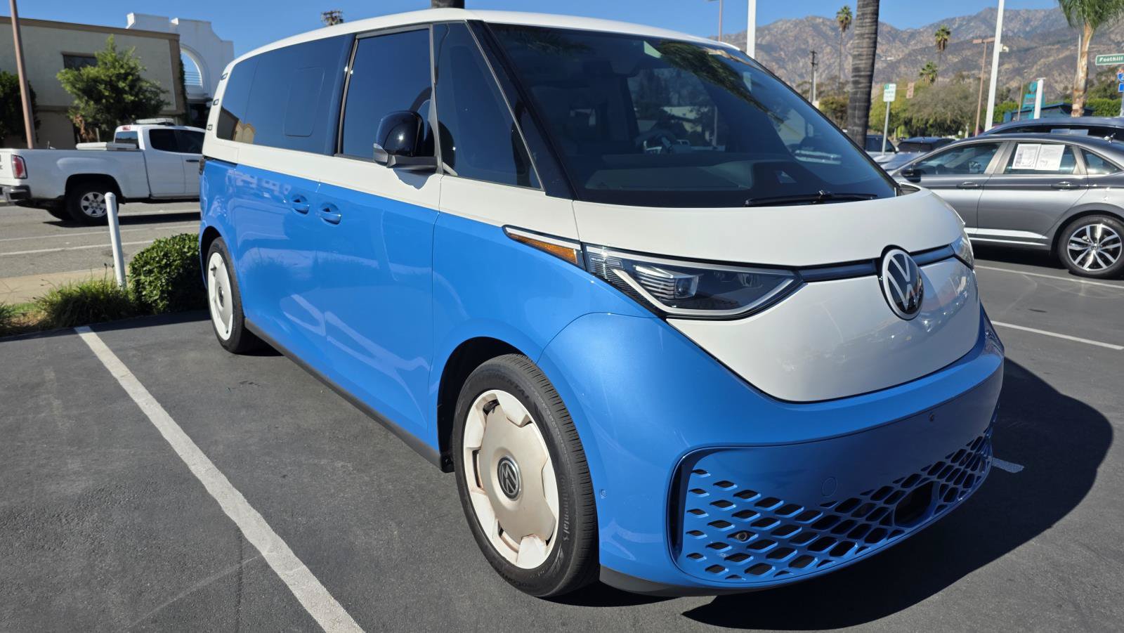 Used 2025 Volkswagen ID. Buzz 1st Edition RWD image 1