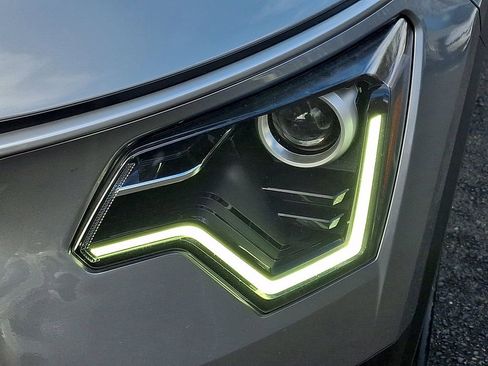 Certified 2023 Kia Niro EX image 9