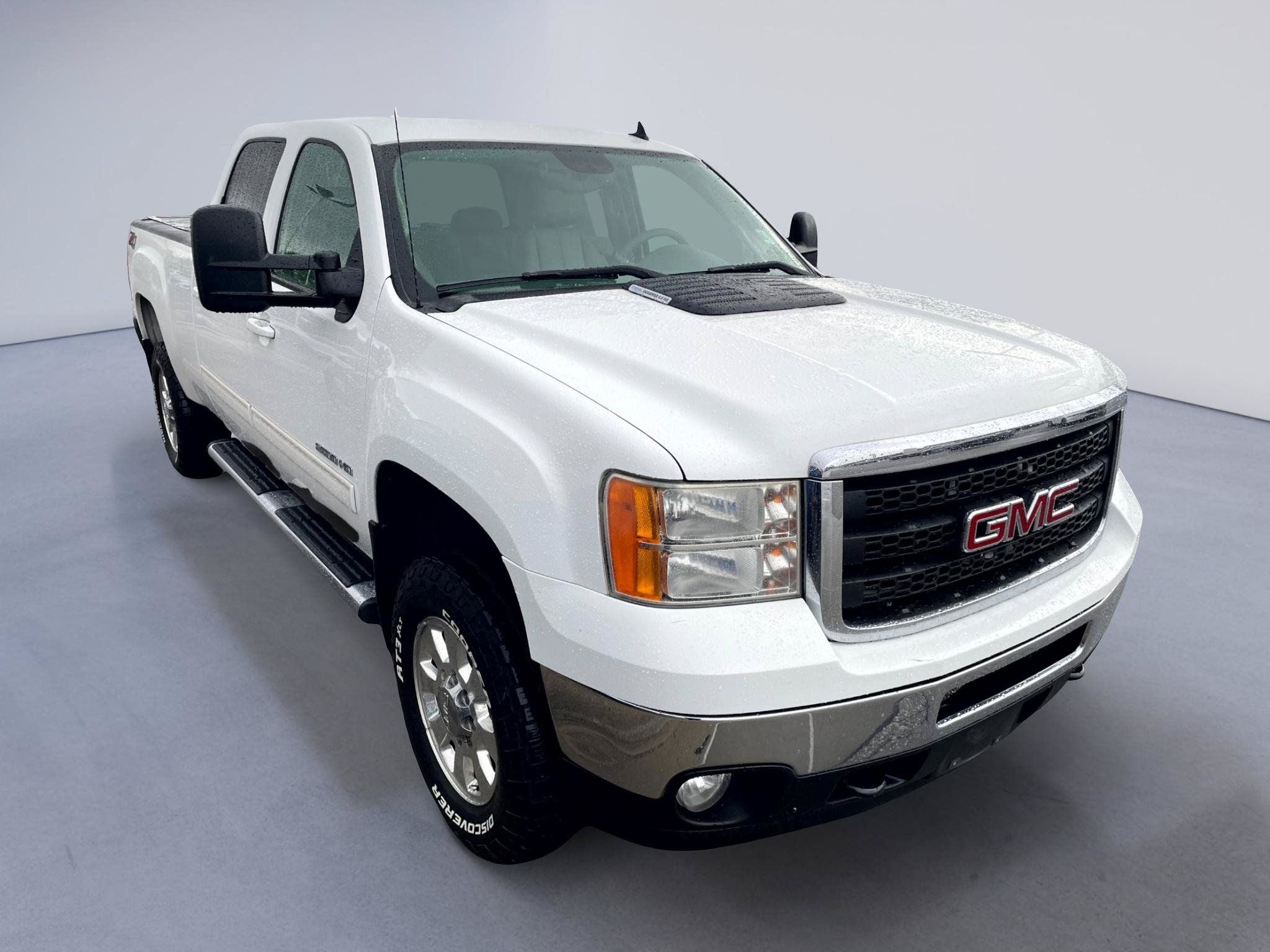 Used 2011 GMC Sierra 2500 SLT w/ Suspension Package, Off-Road AWD/4WD image 4