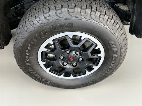 Used 2025 Toyota Tacoma TRD Off-Road image 11