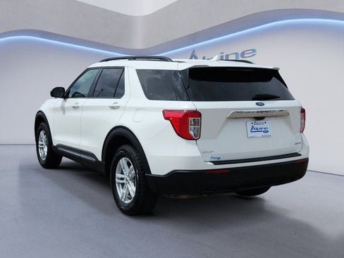 Used 2023 Ford Explorer XLT image 3