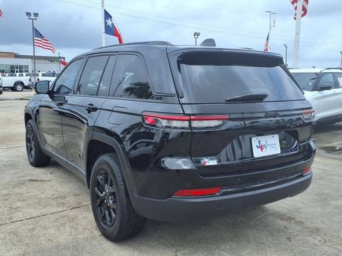 Used 2025 Jeep Grand Cherokee Altitude RWD image 8