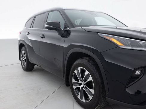 Used 2021 Toyota Highlander XLE AWD/4WD image 11