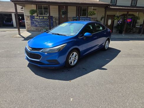 Used 2016 Chevrolet Cruze LT w/ Convenience Package FWD image 2