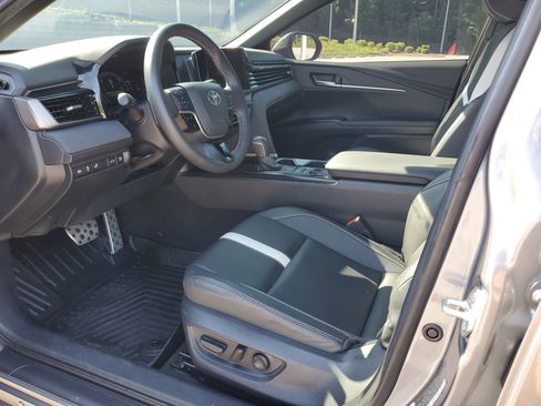 Used 2025 Toyota Camry SE FWD image 14