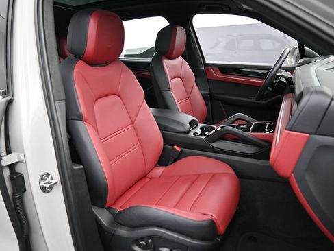 Certified 2025 Porsche Cayenne GTS AWD/4WD image 31