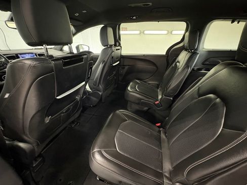 Used 2018 Chrysler Pacifica Touring-L Plus w/ S Appearance Package FWD image 22