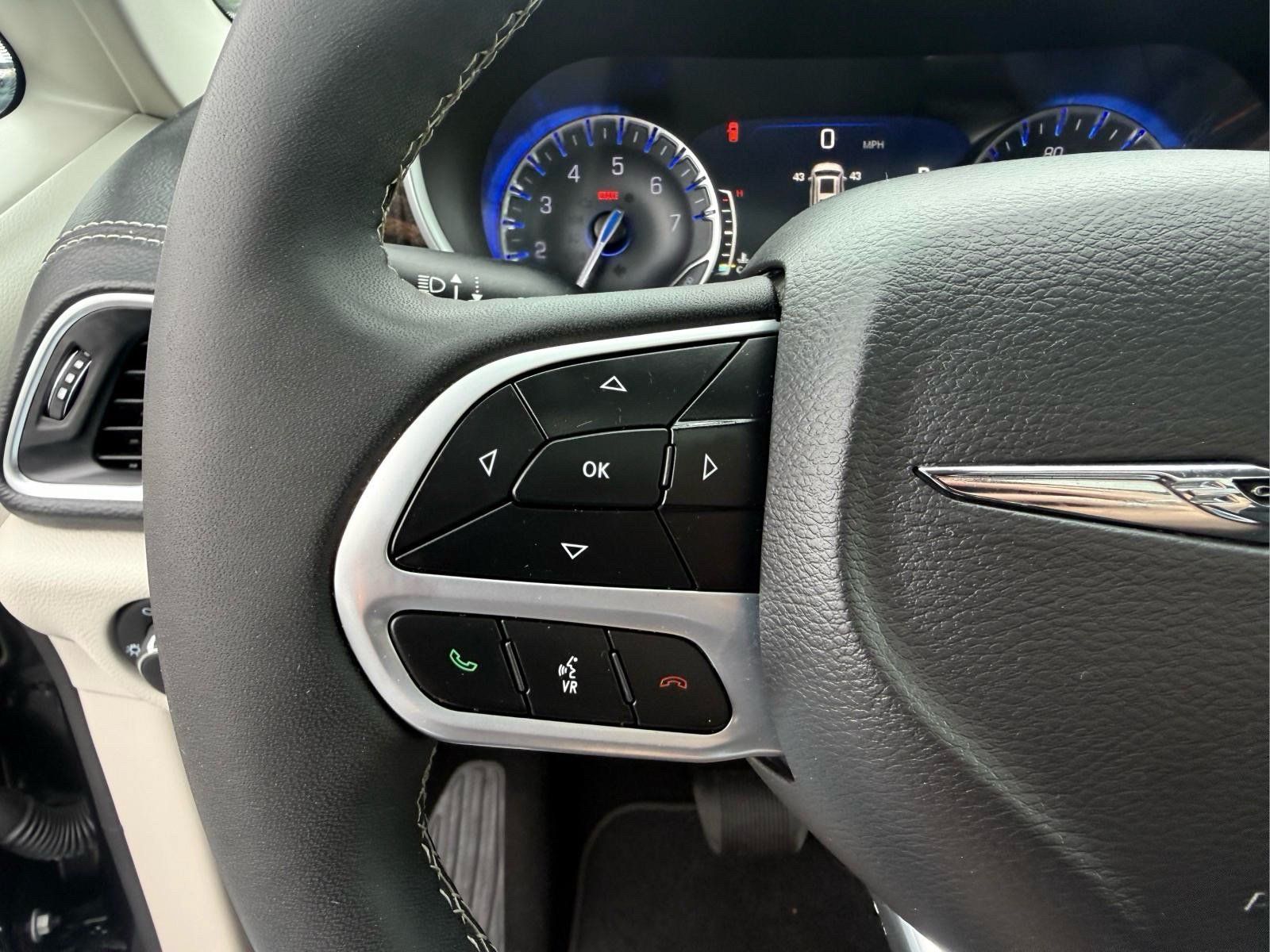 Used 2024 Chrysler Pacifica Limited FWD image 29