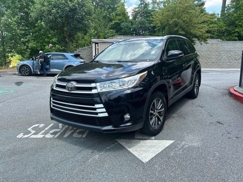 Used 2019 Toyota Highlander XLE AWD/4WD image 3
