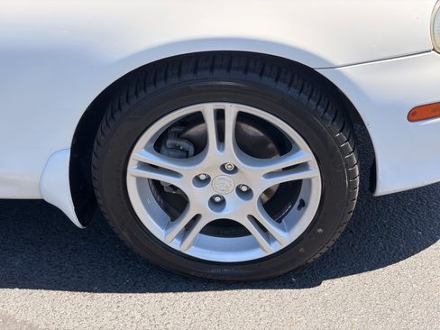 Used 2004 MAZDA MX-5 Miata LS RWD image 9
