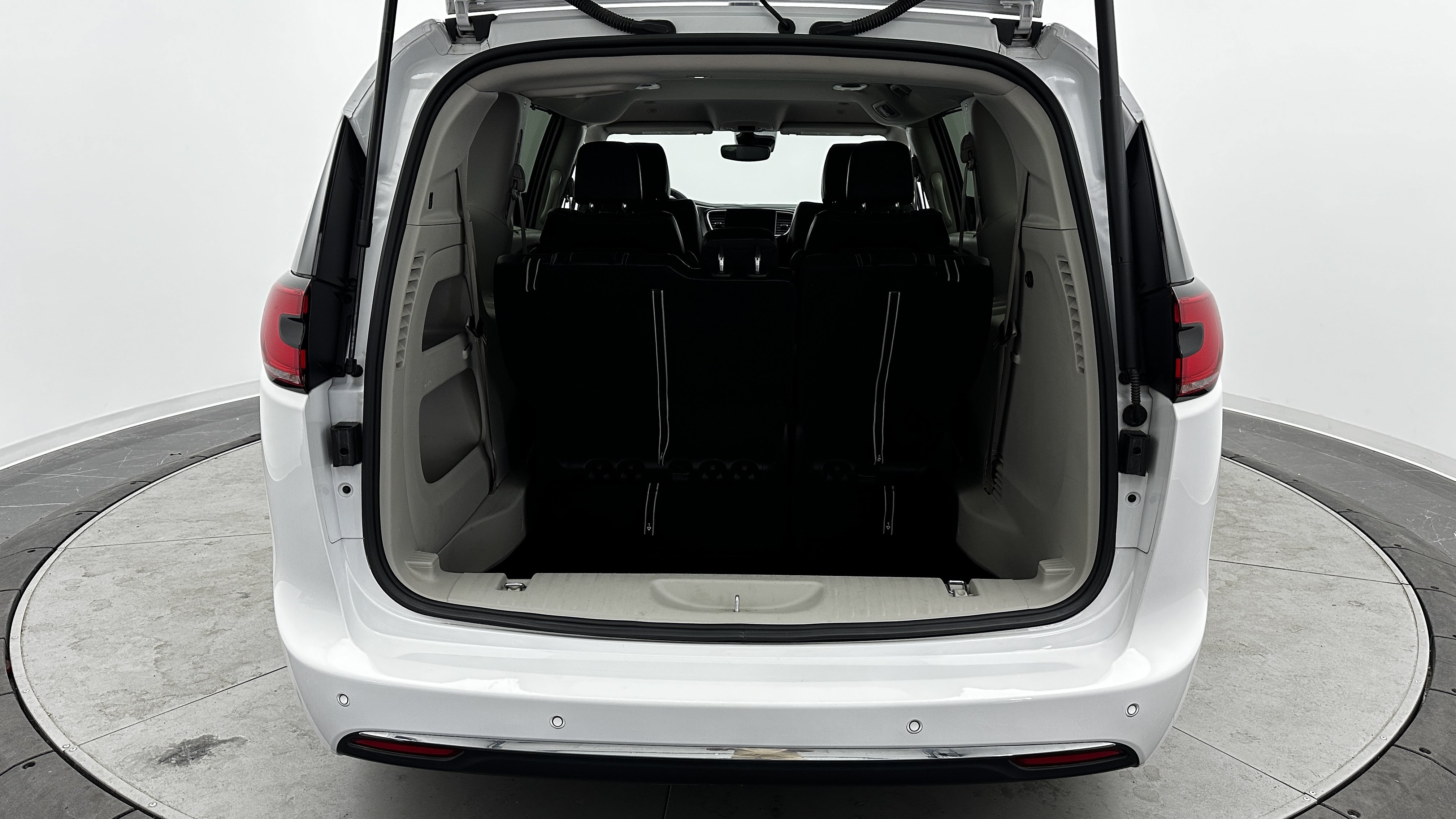 Used 2024 Chrysler Pacifica Touring-L FWD image 30