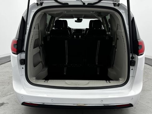 Used 2024 Chrysler Pacifica Touring-L image 30