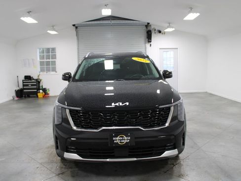 Used 2025 Kia Sorento EX w/ Panoramic Sunroof Package image 3