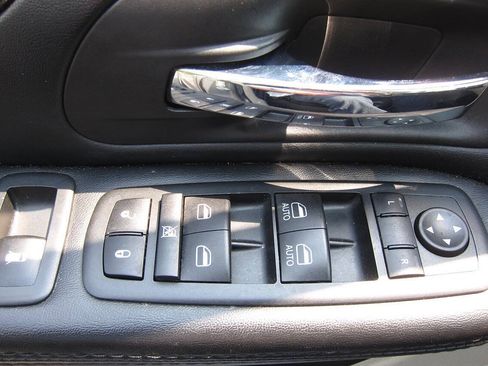 Used 2019 Dodge Grand Caravan SE FWD image 12