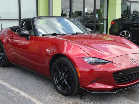 Used 2021 MAZDA MX-5 Miata Club RWD image 15