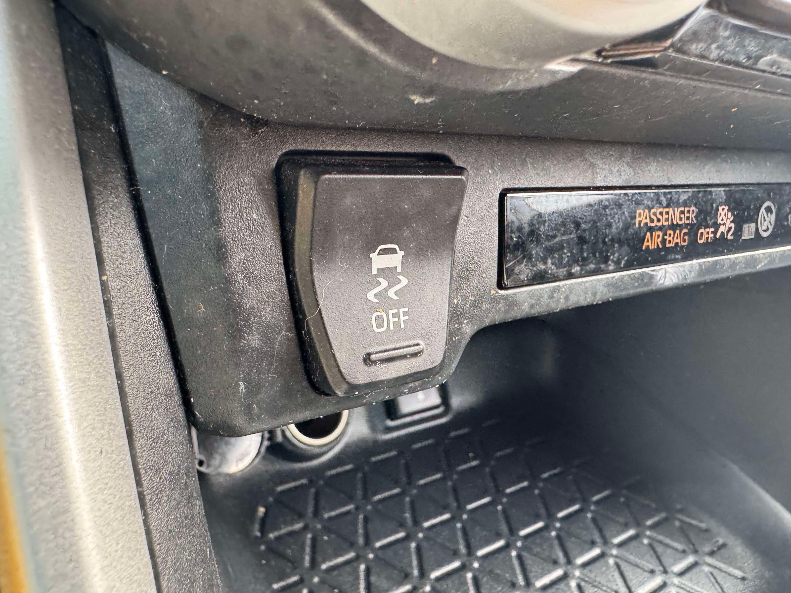 Used 2020 Toyota RAV4 LE w/ All Weather Liner Package AWD/4WD image 27