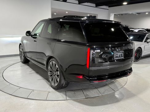 Used 2025 Land Rover Range Rover SE image 12