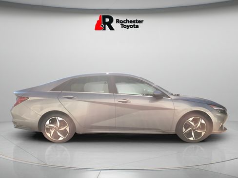 Used 2023 Hyundai Elantra Limited w/ Preferred Accessory Package FWD image 3