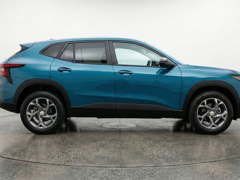 Used 2025 Chevrolet Trax LT w/ LT Convenience Package FWD image 11