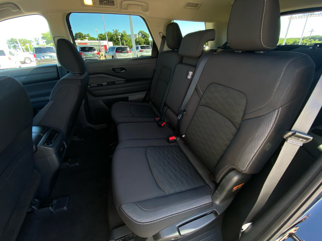 Used 2025 Nissan Pathfinder SV AWD/4WD image 11