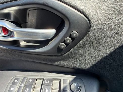Used 2020 Jeep Cherokee Limited FWD image 22