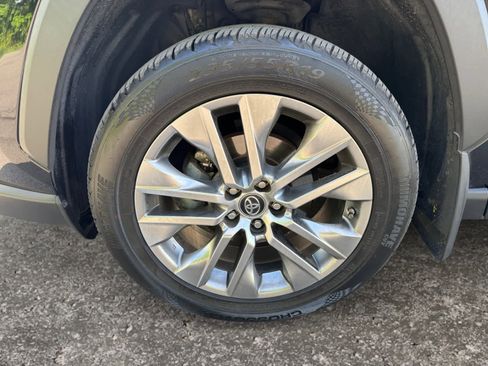 Used 2019 Toyota RAV4 XLE Premium w/ Cold Weather Package AWD/4WD image 15