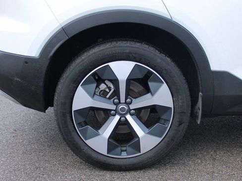 Used 2025 Volvo XC40 B5 Plus image 40