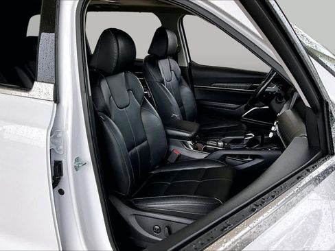 Used 2025 Nissan Rogue SV FWD image 8