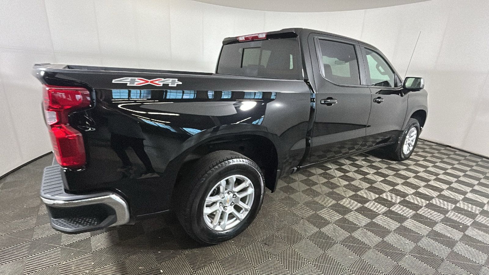 Used 2025 Chevrolet Silverado 1500 LT w/ Safety Package AWD/4WD image 3
