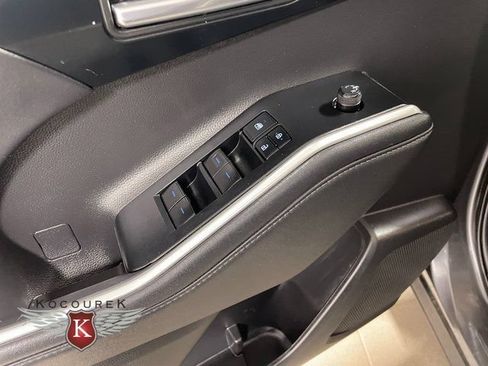 Used 2022 Toyota Highlander XLE AWD/4WD image 21