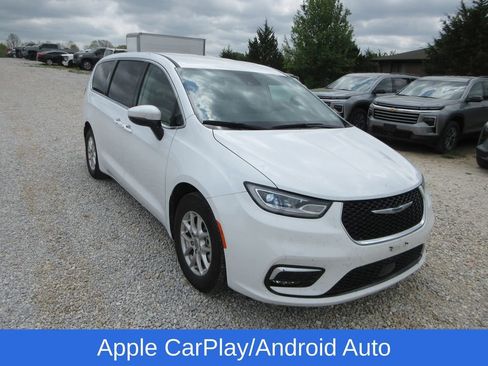 Used 2023 Chrysler Pacifica Touring-L image 2