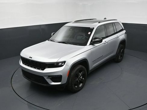 Used 2024 Jeep Grand Cherokee Limited w/ Luxury Tech Group II AWD/4WD image 14