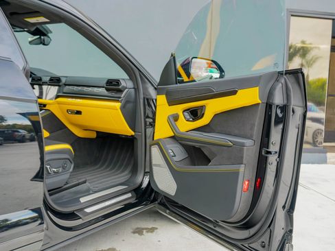 Used 2025 Lamborghini Urus SE image 70