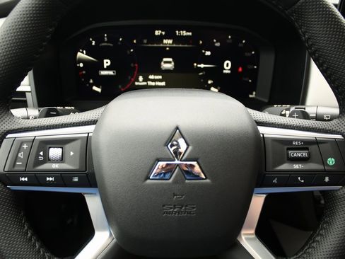 New 2025 Mitsubishi Outlander SE image 15