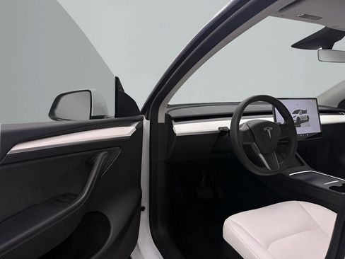 Used 2023 Tesla Model Y Long Range image 9