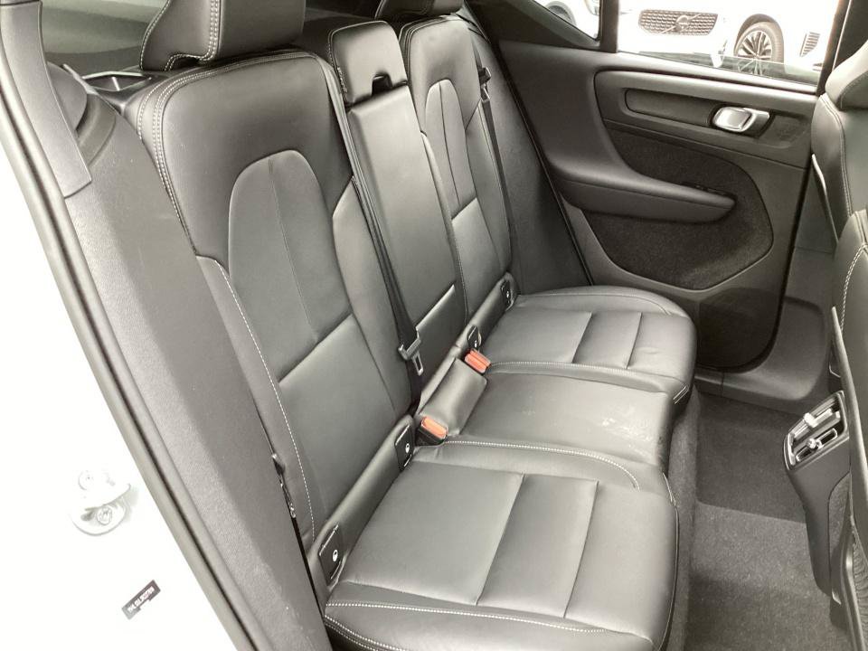 Certified 2024 Volvo XC40 B5 Plus AWD/4WD image 33