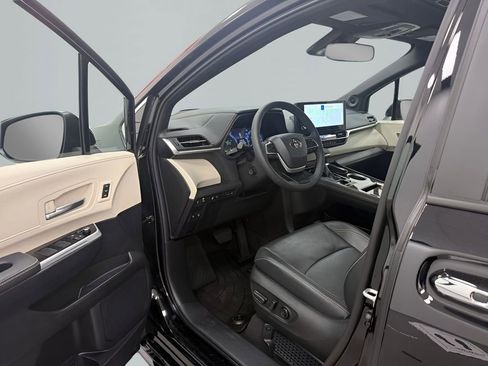 Used 2025 Toyota Sienna Platinum AWD/4WD image 30
