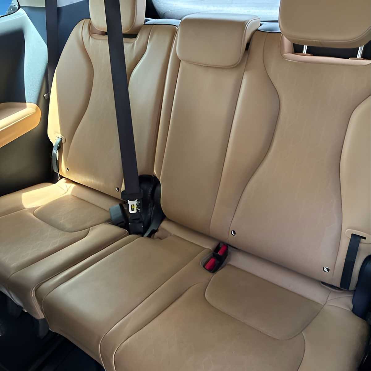 Used 2023 Kia Carnival LX w/ Paint Protection Package FWD image 4