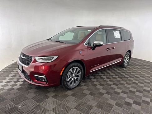 Used 2023 Chrysler Pacifica Pinnacle image 3