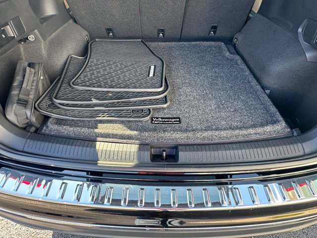 Used 2023 Volkswagen Tiguan SE AWD/4WD image 16